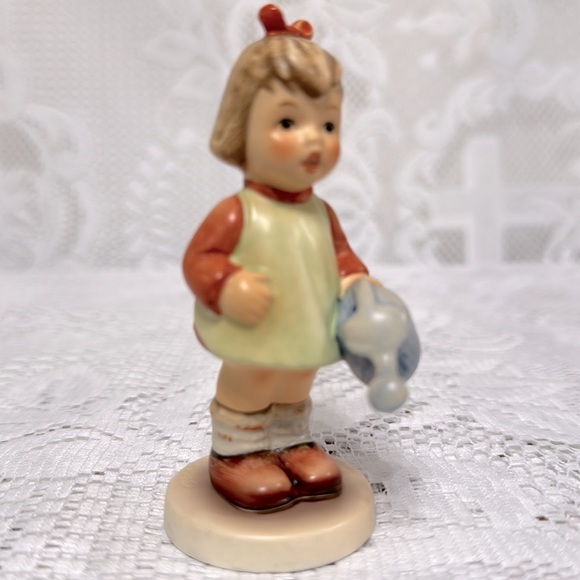 💛TM8 ‘Springtime Splendor’ HummelScape and Hummel Figurine ‘Nature’s Gift’. - Picture 8 of 13